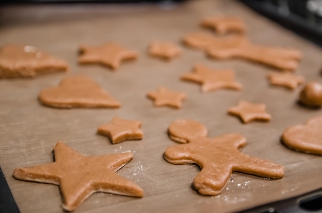 Eten peperkoek voor Kerstmis en Nieuwjaar met de hand gemaakt