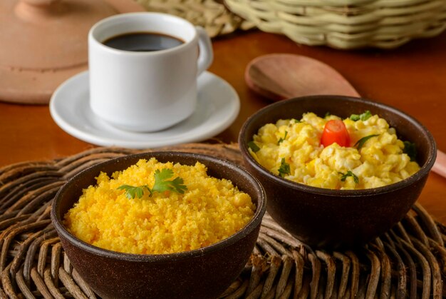 Eten uit het noordoosten van Brazilië. Maïs couscous met ei in kleikom.