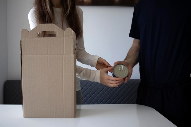 Eten voor een week uitpakken Een vrouw en een man pakken dozen met boodschappen uit
