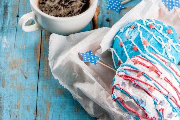 Eten voor onafhankelijkheidsdag. 4 juli. traditionele Amerikaanse donuts met glazuur in kleuren van de vlag van de VS