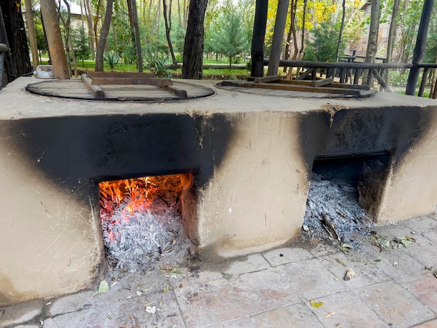 Eten wordt gekookt in de open haarden