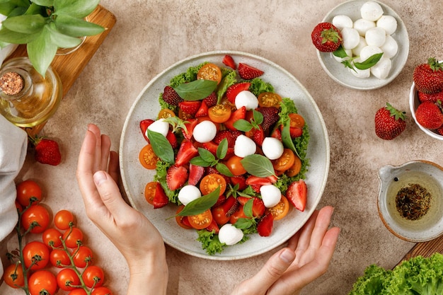 Eten Zomerse frisse dieetsalade met mozzarella kaas, kerstomaten, aardbei-basilicum