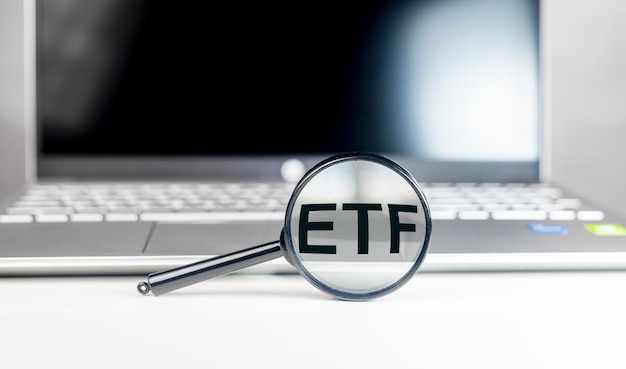 Foto etf-analyseconcept word door vergrootglas