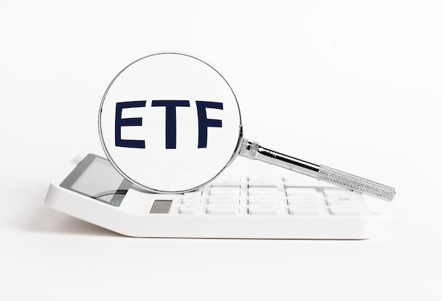 Foto etf-beleggingsfonds acroniem door vergrootglas