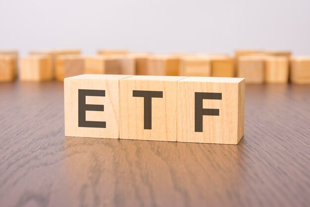 사진 나무 큐브에 대한 etf 텍스트 (exchange traded fund의 줄임말) 나무 배경 전면