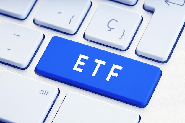 Фото Слово etf на синем ключе клавиатуры компьютера. закрыть вверх