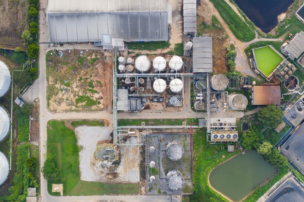 Foto ethanol ethylalcoholfabriek, productie van hernieuwbare energie van suikerriet, melasse