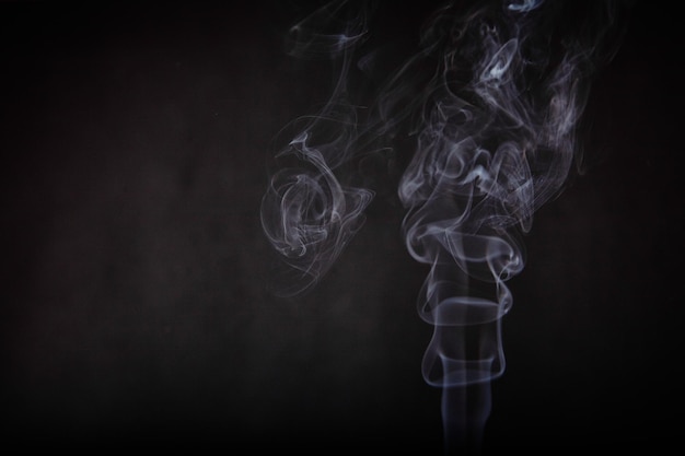Фото Эфирный дым благовоний танцует на темном фоне