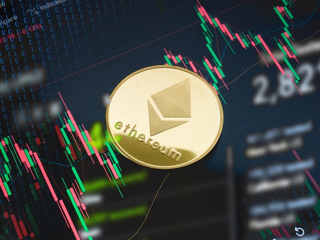 Монета Ethereum на бизнес-диаграмме для криптографии или бизнес-концепции