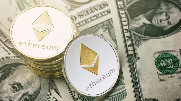 монеты ethereum на долларовых купюрах Цифровая криптовалюта, копирайт для вашего индивидуального текста. идеально подходит для макетов веб-сайтов и журналов