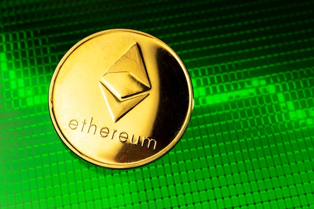 Монета Ethereum ETH на зеленом фондовом графике растет на фоне