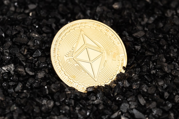 Ethereum klassieke munt op zwarte grind achtergrond. Cryptocurrency blockchain-geld