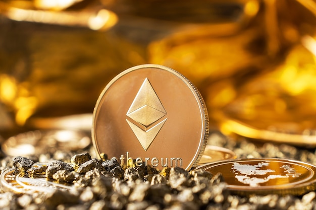 Foto ethereum-munt in close-up tegen een achtergrond van goud, cryptocurrency in kiezels