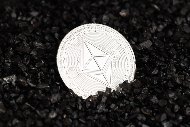 Ethereum munt op zwarte grind achtergrond. cryptocurrency blockchain-geld