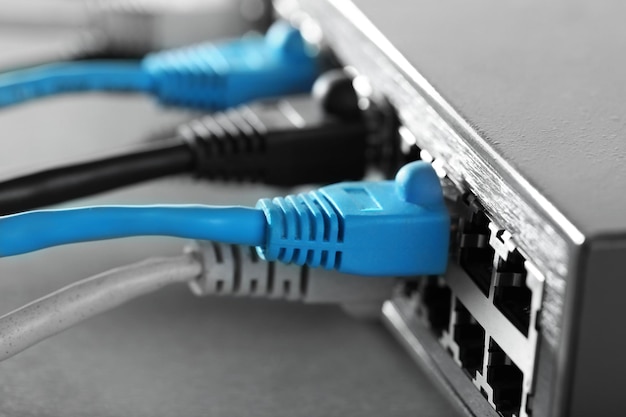 Фото Кабели ethernet, подключенные к сетевому коммутатору крупным планом