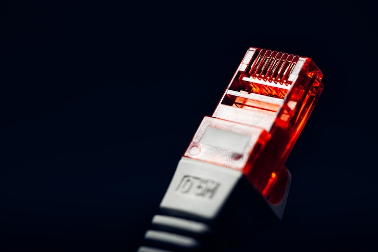 Photo 暗い背景のイーサネットrj45コネクタ
