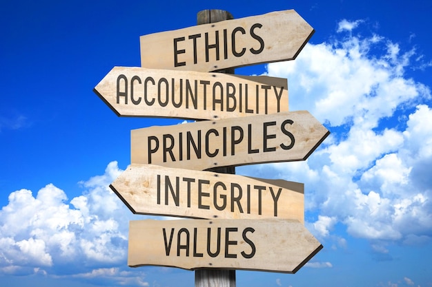 Foto ethiek verantwoordingsprincipes integriteit waarden houten wegwijzer met vijf pijlen