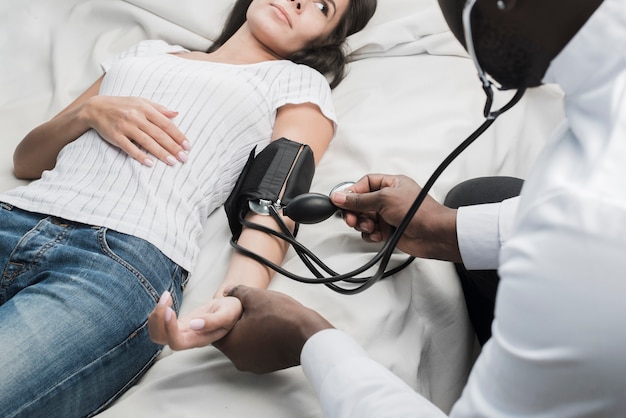 Photo ethnic medic measuring pulse