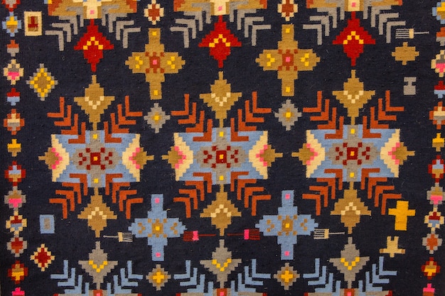 Design etnico. tappeto dal design tradizionale. ornamenti per tappeti.