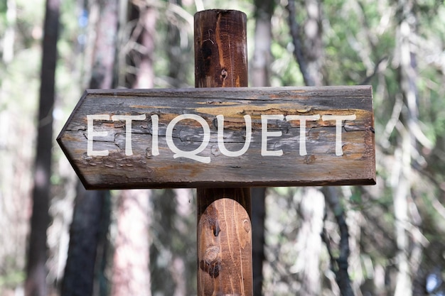 Photo etiquett the inscription on the pillar against the background of the forest