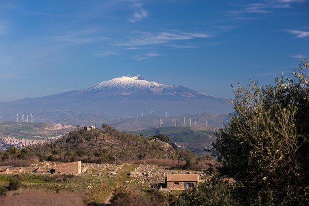 Etna e la vista panoramica dell'antica città greca di morgantina in sicilia