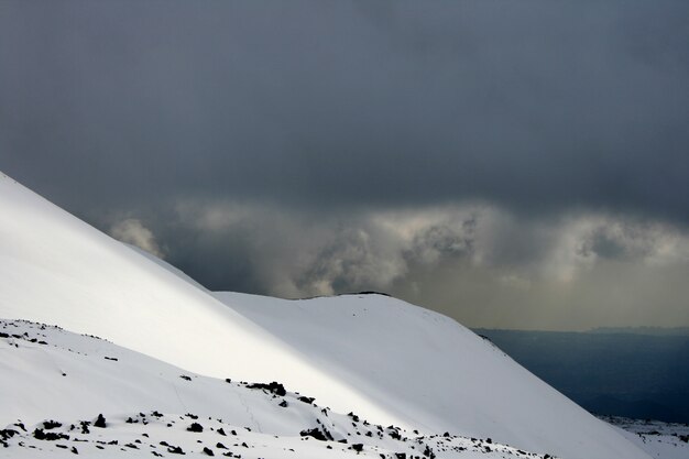 Etna, vulkaan van Sicilië bedekt met sneeuw