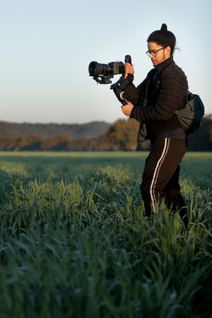 Etnische man op locatie fotograferen met een gimbal