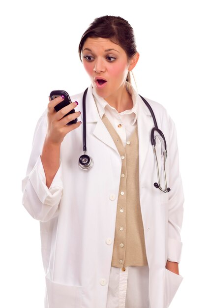 Etnische vrouwelijke arts of verpleegster die een mobiele telefoon gebruikt