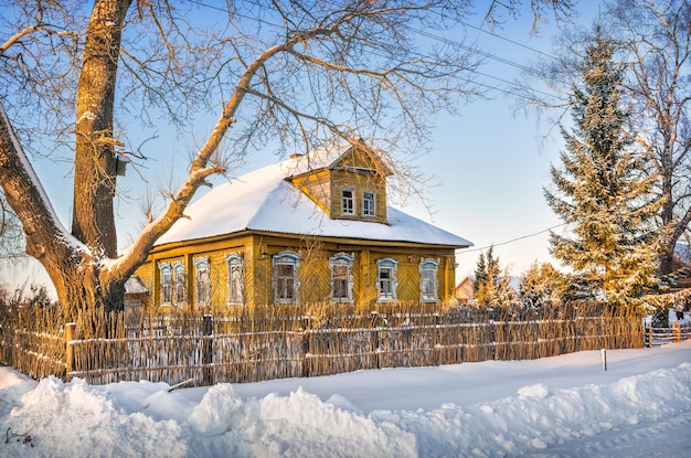 Etnografisch museum en het gele huis Katskari dorp Martynovo dorp