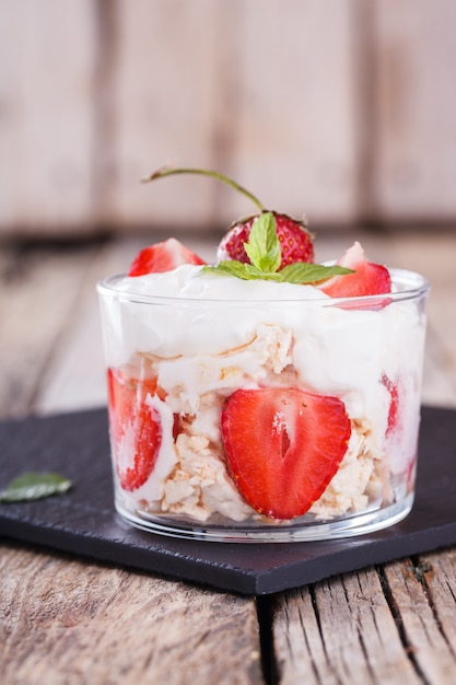 Eton Mess - Aardbeien met slagroom en meringue