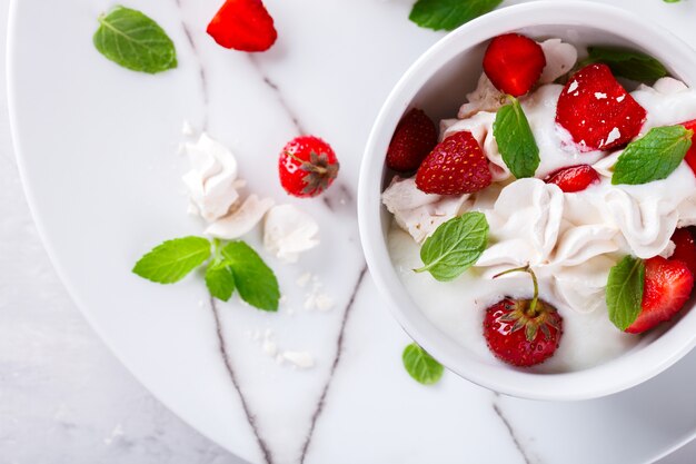 Eton Mess - Aardbeien met slagroom en meringue