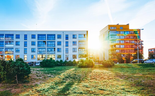 EUアパートモダンな住宅住宅ビル複雑な不動産のコンセプト。通りと屋外。太陽光で