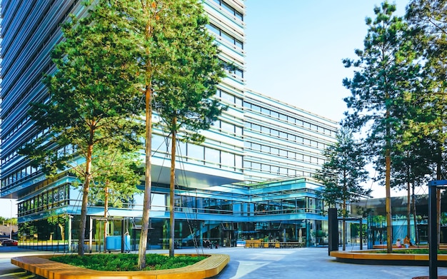 Eu comfort openbare parkzone bij de ingang in moderne wolkenkrabbers van staal en glas.