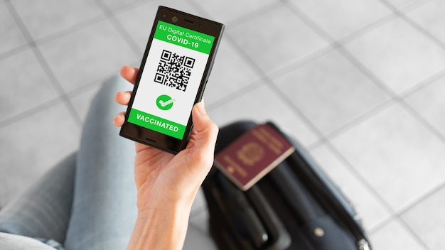 予防接種を受けたサインとクワッドコードを備えたスマートフォン用のEuデジタル証明書アプリ