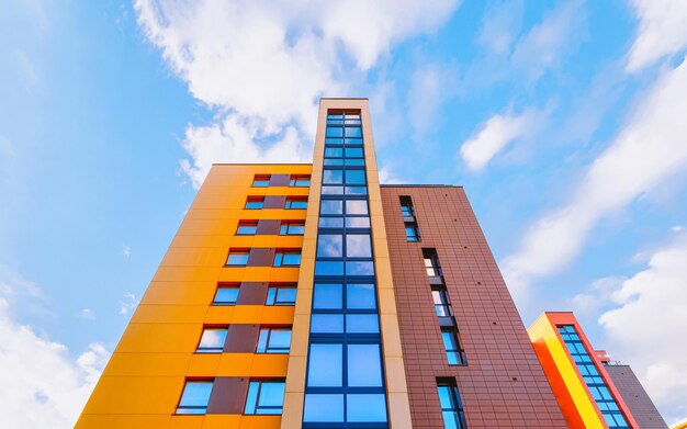 EU-fragment van een modern woonflatgebouw. Inclusief plaats voor kopieerruimte. Blauwe lucht met wolken