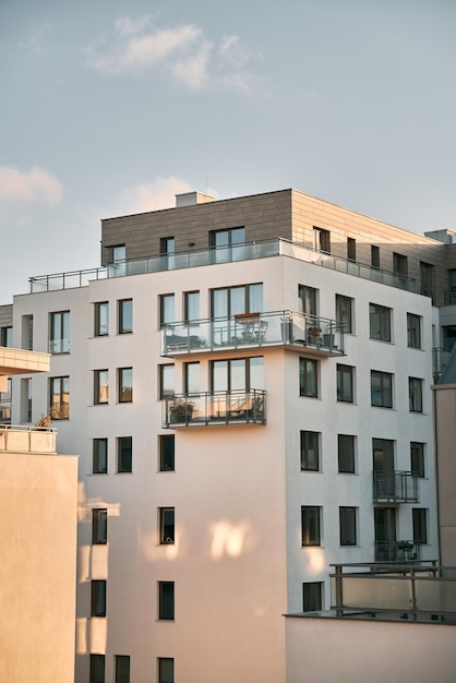 EU Modern Europees complex van appartementsgebouwen en buitenfaciliteiten