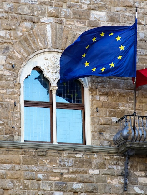 Foto eu-vlag op de achtergrond van een oud gebouw in florence