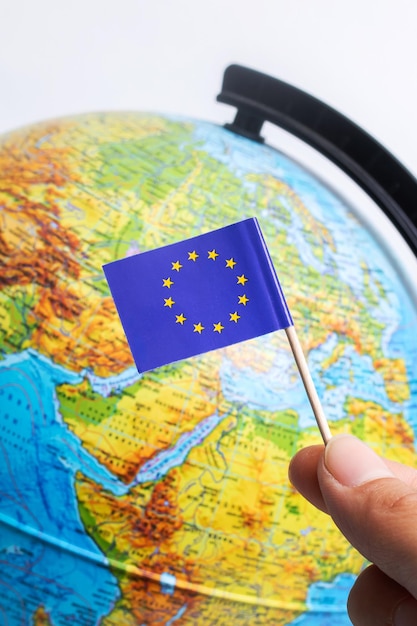 Foto eu-vlag op een achtergrond van globe
