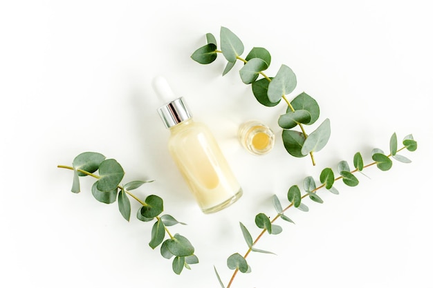 Olio essenziale di eucalipto foglie di eucalipto su sfondo bianco prodotti cosmetici biologici naturali me