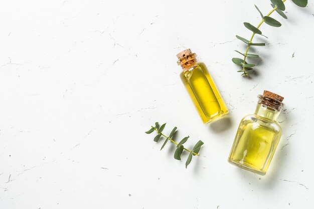 Foto eucalyptus oil essential oil in the bottles at white background flat lay