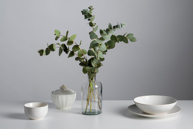 Foto eucalyptusplant in transparante vaas op tafel
