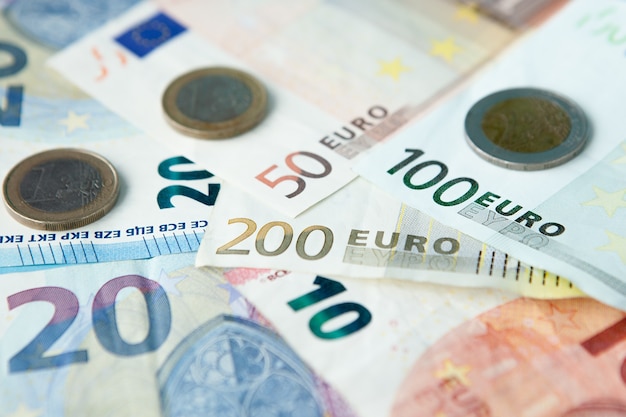 Euro bankbiljetten en munten achtergrond. Geld en financiën concept.