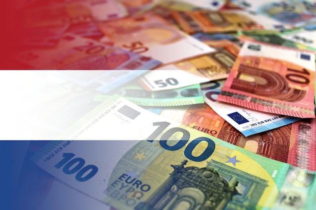 Euro-bankbiljetten gekleurd in de kleuren van de Nederlandse vlag Gradiënt overlay van de Nederlandsche vlag