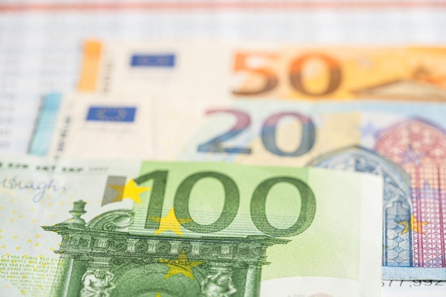 Банкноты евро Банковский счет Инвестиции Аналитические исследования данных Торговля экономикой Концепция бизнес-компании