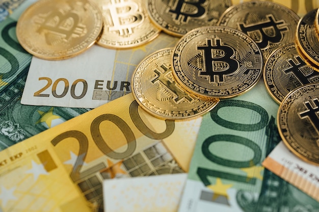 ユーロ紙幣とビットコイン暗号通貨投資の概念。ユーロマネーと暗号通貨のゴールデンビットコインコイン。