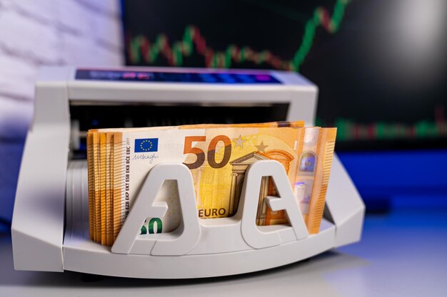 電子マネーカウンターマシンのユーロ紙幣50ユーロ紙幣が入った現金マネーカウンターカウントマシンのユーロ紙幣のスタッククローズアップ