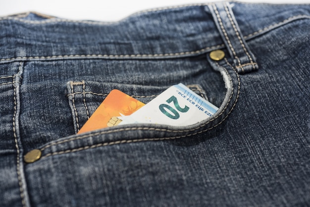 Фото Банкноты евро в джинсах.