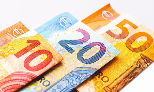 Банкноты евро, изолированные на белом фоне крупным планом фотографии