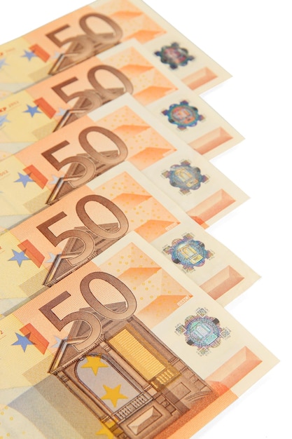 Банкноты евро, изолированные на белом фоне