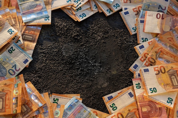 Счета евро на черном фоне с комнатой для копирования. Валютная концепция.